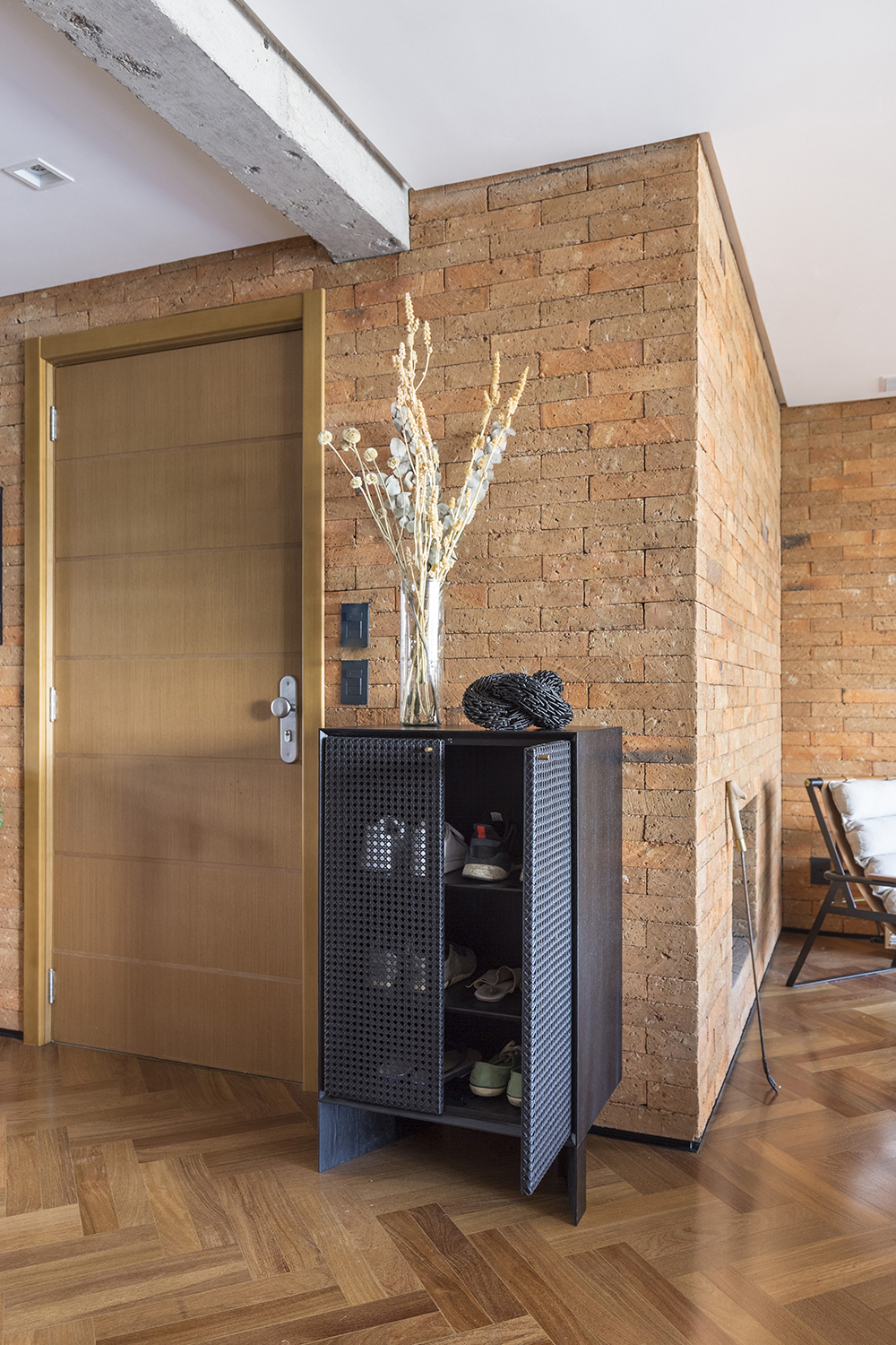 24-materiais-rusticos-e-design-contemporaneo-dao-tom-a-ape-de-123-m-2_1000px 24-materiais-rusticos-e-design-contemporaneo-dao-tom-a-ape-de-123-m-2_1000px