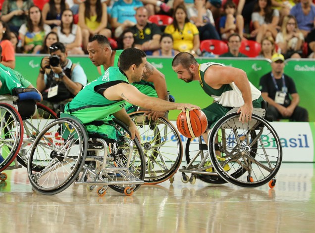 No basquete em cadeira de rodas, homens e mulheres com algum tipo de deficiência locomotora podem participar. A principal mudança na regra original é a possibilidade de dar dois movimentos na roda antes de quicar, passar ou arremessar a bola