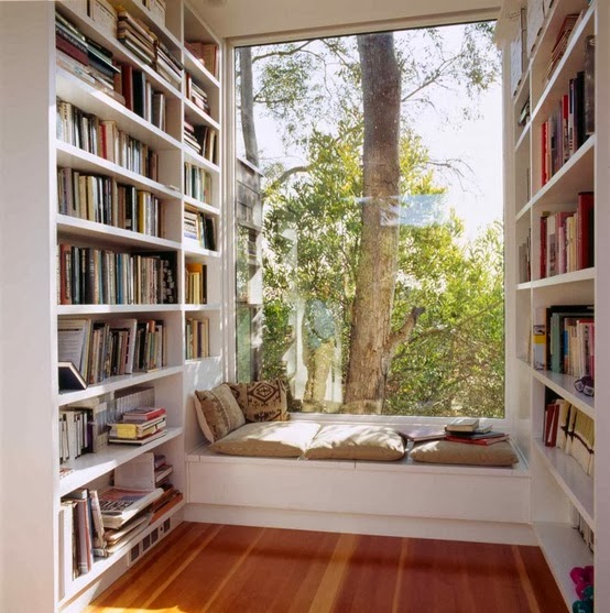 cantinho de leitura; livros; estante; janela