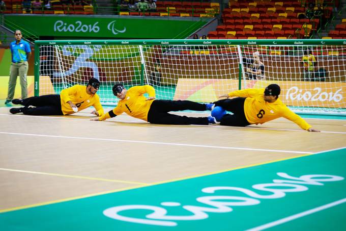 Goalball: jogado por trios com bolas que têm guizos interno, é necessário que a torcida permaneça em silêncio durante a partida. Essa modalidade é executada por deficientes visuais