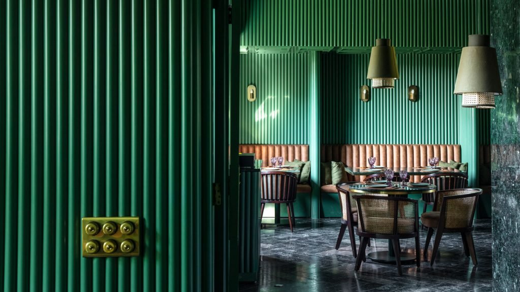 Café-com-interior-em-verde-esmeralda-dezeen-01