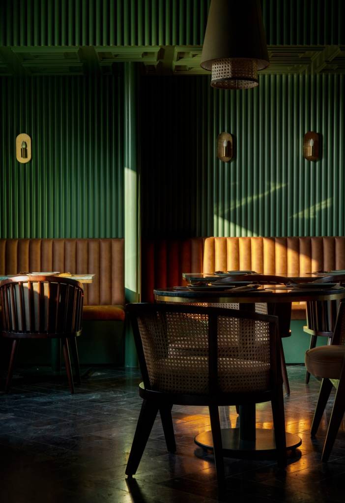 Café-com-interior-em-verde-esmeralda-dezeen-03