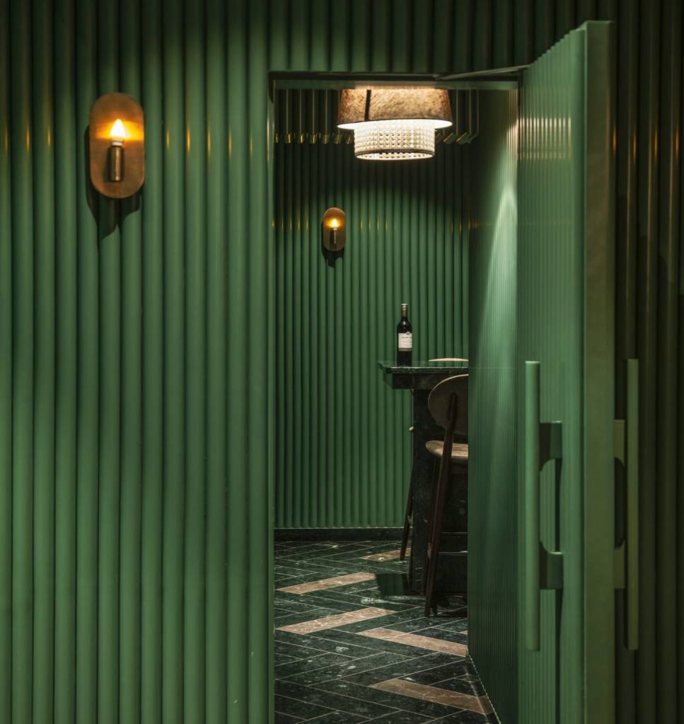 Café-com-interior-em-verde-esmeralda-dezeen-04