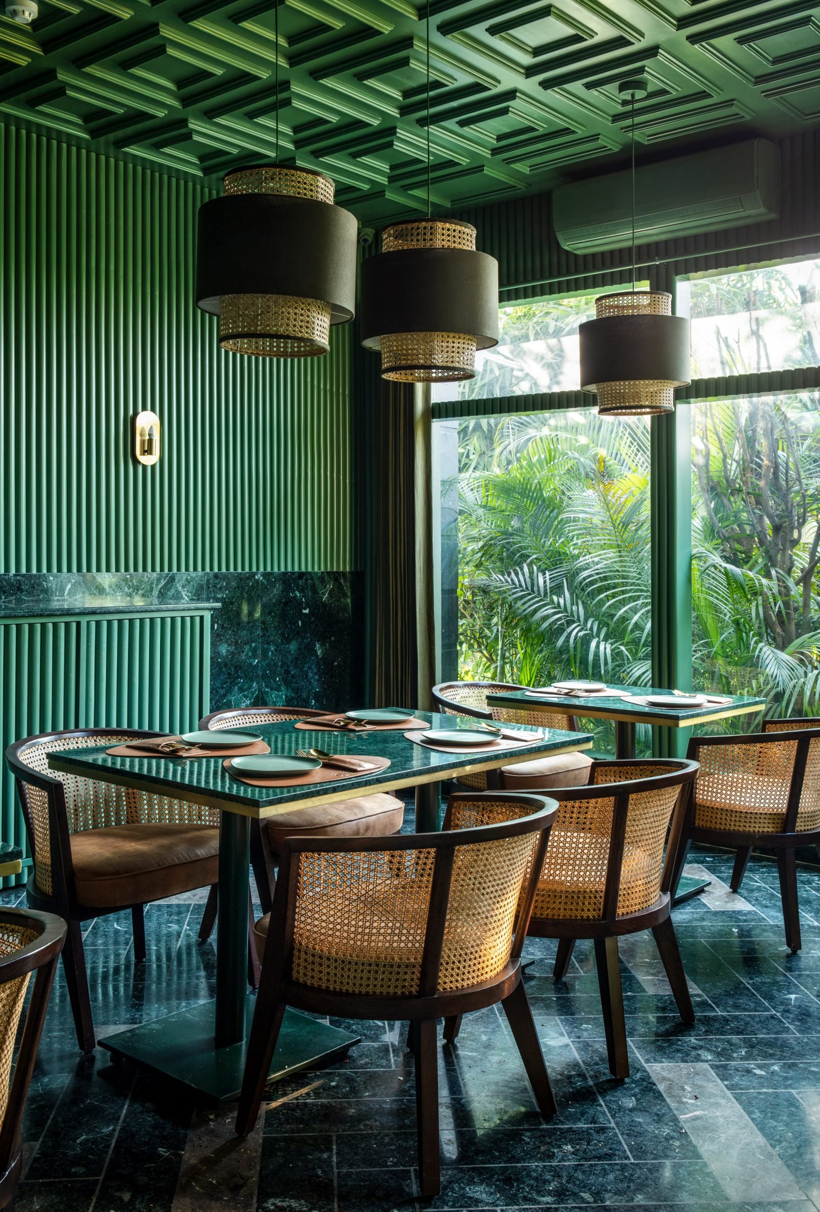 Café com interior verde esmeralda parece uma jóia