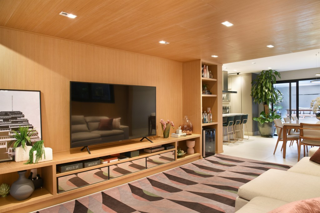 Sala de tv com rack em madeira