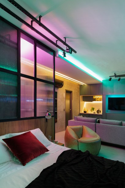 Apê clean e multifuncional, de 55 m², ganha ares de balada à noite