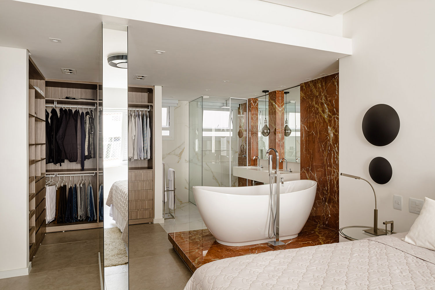 Apê de 185 m² todo integrado ganha banheira e closet na suíte principal