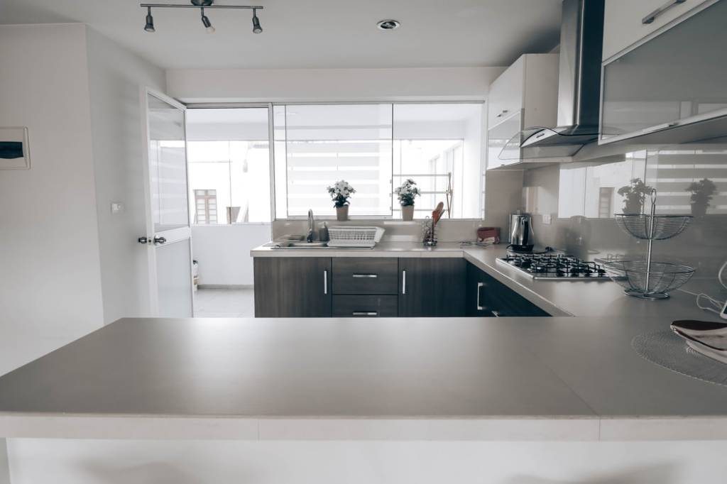 arquitetas-explicam-como-realizar-sonho-de-uma-cozinha-com-ilha-e-bancada-casa.com-12-unsplash-wade-momberg