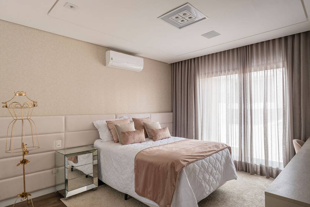 Quarto de adolescente com decoração romântica. A cabeceira aveludada acompanha a parede e traz apoio à cama box. Na outra imagem, a solução em marcenaria proporcionou um cantinho para estudos e maquiagem.