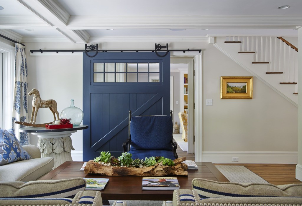 Sala com porta deslizante azul em estilo fazenda