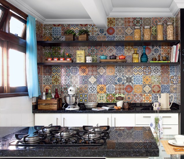 As paredes desta cozinha curitibana eram brancas e sem graça. Para dar uma renovada no visual, a moradora resolveu investir em um mosaico composto por 48 estampas de adesivos que imitam azulejos vintage.