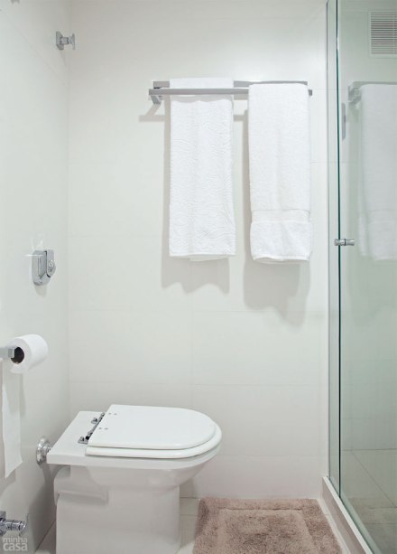 O bidê também virou coisa do passado. Uma ducha higiênica assumiu o posto da antiga louça, alimentada pela mesma saída de água. O resultado? Mais espaço livre entre a porta e o vaso. Aproveitando o quebra-quebra, as arquitetas encomendaram a troca de toda a rede elétrica e hidráulica, que não era atualizada desde a construção do prédio. Projeto de Joana e Julia Mallemont. O bidê também virou coisa do passado. Uma ducha higiênica assumiu o posto da antiga louça, alimentada pela mesma saída de água. O resultado? Mais espaço livre entre a porta e o vaso. Aproveitando o quebra-quebra, as arquitetas encomendaram a troca de toda a rede elétrica e hidráulica, que não era atualizada desde a construção do prédio. Projeto de Joana e Julia Mallemont.