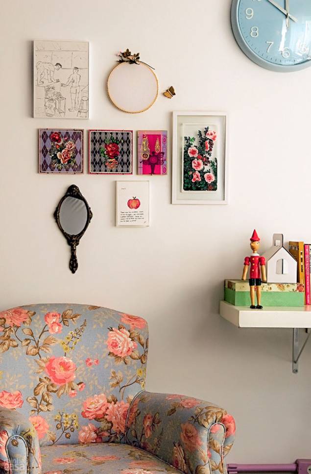Algumas linhas guiam o olhar neste arranjo de estilo provençal criado pela designer paulistana Mariana Munhoz no cantinho de leitura de seu ateliê. A montagem começou pela reta horizontal dos quadrinhos do meio, que trazem as estampas mais marcantes. A partir dela, orientam-se, verticalmente, o bastidor de costura com o quadro que traz o desenho de uma maçã, e a obra em preto e branco com o espelho – repare que essa peça também cria uma diagonal em relação ao bastidor. Uma borboleta de porcelana dourada fecha a composição delicadamente. Algumas linhas guiam o olhar neste arranjo de estilo provençal criado pela designer paulistana Mariana Munhoz no cantinho de leitura de seu ateliê. A montagem começou pela reta horizontal dos quadrinhos do meio, que trazem as estampas mais marcantes. A partir dela, orientam-se, verticalmente, o bastidor de costura com o quadro que traz o desenho de uma maçã, e a obra em preto e branco com o espelho – repare que essa peça também cria uma diagonal em relação ao bastidor. Uma borboleta de porcelana dourada fecha a composição delicadamente.