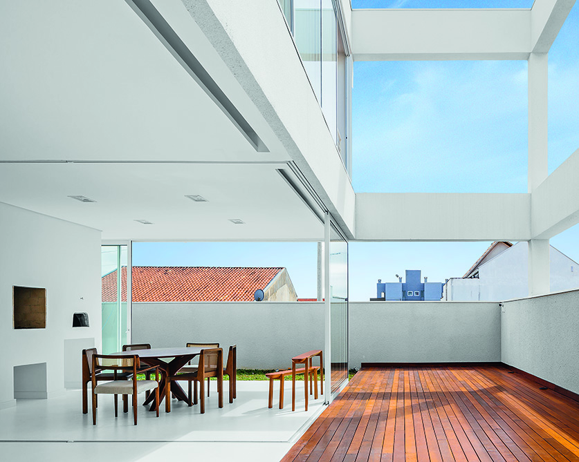 Cara curitibana preza pelo minimalismo e iluminação natural