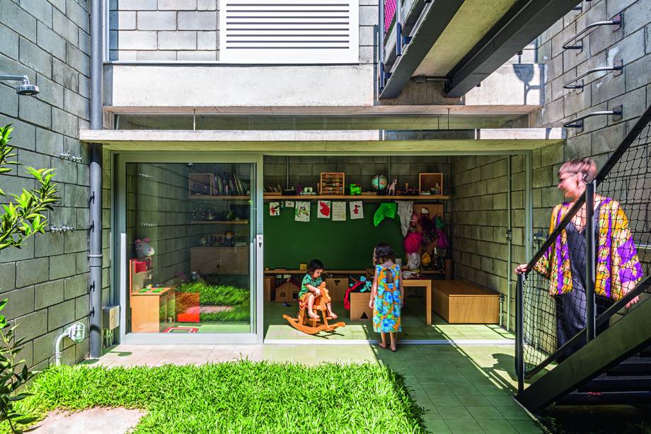 As meninas Rubi e Amora se apropriaram rapidamente da casa, correndo pelos espaços livres, pelas escadas, pelo quintal e interagindo com os artistas residentes convidados pelos pais, Adelita (foto) e Guto. Na brinquedoteca, a marcenaria emprega a mesma linguagem dos armários e nichos produzidos para os demais ambientes.