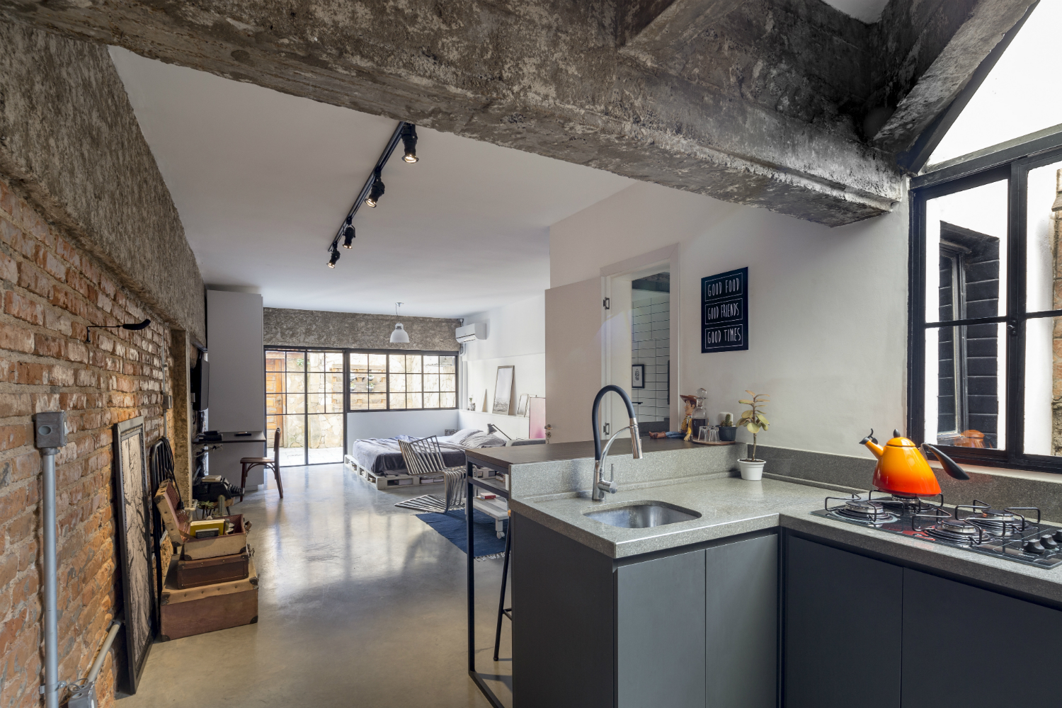 Em Porto Alegre, este apartamento térreo ganhou jeito de bar a pedido do morador, um advogado e DJ de 29 anos