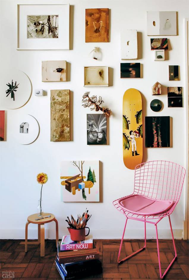 Cada item exposto na parede da sala do artista plástico James Kudo tem uma história ou um laço afetivo com o morador. Tudo começou com um fragmento de madeira encontrado à beira-mar: o formato, semelhante ao de uma casa, aguçou a criatividade de James, que esculpiu uma portinha na peça e a instalou em um cantinho da superfície (acima da cadeira, ao lado do shape de skate). Daí em diante, novos objetos e pinturas a óleo assinados por ele e por amigos foram, aos poucos, juntando-se em um harmonioso mosaico de memórias sem planejamento definido. Cada item exposto na parede da sala do artista plástico James Kudo tem uma história ou um laço afetivo com o morador. Tudo começou com um fragmento de madeira encontrado à beira-mar: o formato, semelhante ao de uma casa, aguçou a criatividade de James, que esculpiu uma portinha na peça e a instalou em um cantinho da superfície (acima da cadeira, ao lado do shape de skate). Daí em diante, novos objetos e pinturas a óleo assinados por ele e por amigos foram, aos poucos, juntando-se em um harmonioso mosaico de memórias sem planejamento definido.