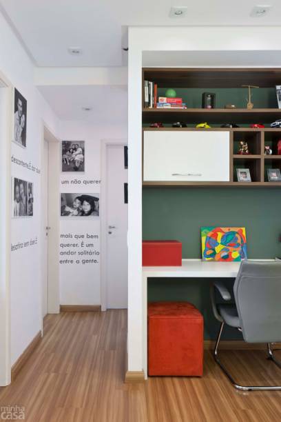 A valorização da área de passagem deste apartamento em São Paulo coube à designer Ana Maria Mouawad. “Existiam muitos trechos de parede vazios, que preenchi com fotos da família e frases escolhidas por eles.". O home office é composto por bancadas e módulos suspensos de MDF. A valorização da área de passagem deste apartamento em São Paulo coube à designer Ana Maria Mouawad. “Existiam muitos trechos de parede vazios, que preenchi com fotos da família e frases escolhidas por eles.". O home office é composto por bancadas e módulos suspensos de MDF.