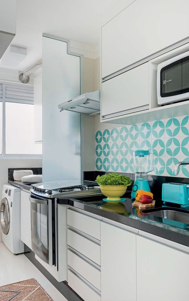 Cozinha com marcenaria branca e azulejos azuis e brancos