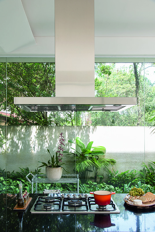 Pura inspiração: cozinha é cercada pelo jardim Pura inspiração: cozinha é cercada pelo jardim