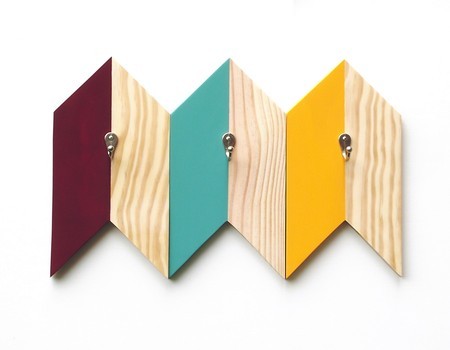Cabideiro de parede Seta, de pínus, com três unidades de 18 x 35 cm. Sacada de Casa, R$ 85 o kit