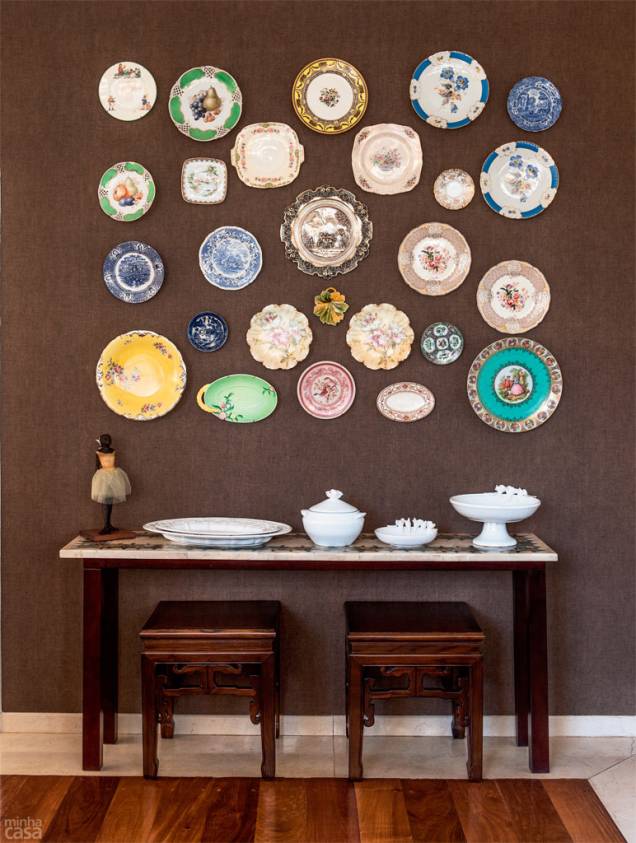 Na parede da sala de jantar, a médica Regina Brovini, de Maringá, PR, exibe sua preciosa coleção de pratos. O acervo, que reúne exemplares de cerâmica e porcelana com diâmetros variados, tem como destaque o modelo de prata, presente da mãe da moradora. Em torno dele, a composição inclui um par herdado da época do casamento dos avós do marido, além de peças baratinhas e louças valiosas. O ponto inicial é o prato no centro: dele partem duas linhas imaginárias em “X”, e as outras peças se encaixam de modo que o todo forme um retângulo. Na parede da sala de jantar, a médica Regina Brovini, de Maringá, PR, exibe sua preciosa coleção de pratos. O acervo, que reúne exemplares de cerâmica e porcelana com diâmetros variados, tem como destaque o modelo de prata, presente da mãe da moradora. Em torno dele, a composição inclui um par herdado da época do casamento dos avós do marido, além de peças baratinhas e louças valiosas. O ponto inicial é o prato no centro: dele partem duas linhas imaginárias em “X”, e as outras peças se encaixam de modo que o todo forme um retângulo.