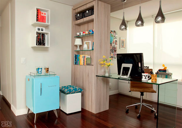 Com uma boa sacada de marcenaria, a designer de interiores curitibana Rafaela Oliveira conseguiu disfarçar uma coluna, grande obstáculo de seu home office de 11,60 m²: a peça de MDF foi encomendada a um marceneiro e nela foram encaixadas prateleiras de vidro, que saem com facilidade. Com uma boa sacada de marcenaria, a designer de interiores curitibana Rafaela Oliveira conseguiu disfarçar uma coluna, grande obstáculo de seu home office de 11,60 m²: a peça de MDF foi encomendada a um marceneiro e nela foram encaixadas prateleiras de vidro, que saem com facilidade.