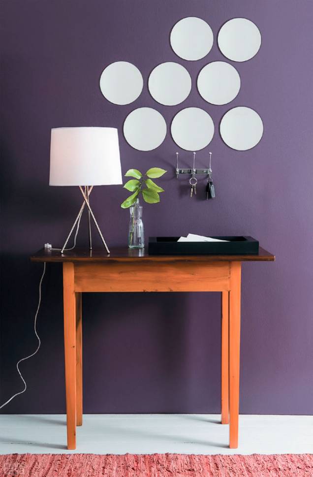 O hall de entrada, produzido pela repórter visual Zizi Carderari, de São Paulo, não tem segredo. A vibrante parede berinjela (Roxo Roma, ref. 50RB 09/087, da Coral) é pano de fundo para uma composição simples e de belo efeito. São oito espelhos adesivos redondos (21 cm de diâmetro cada), dispostos em três fileiras e respeitando os mesmos espaços entre as plaquinhas. Um porta-chaves de aço cromado com seis ganchinhos (Trio, Tok & Stok, R$ 32,50), alinhado com um dos círculos, completa a criação. O hall de entrada, produzido pela repórter visual Zizi Carderari, de São Paulo, não tem segredo. A vibrante parede berinjela (Roxo Roma, ref. 50RB 09/087, da Coral) é pano de fundo para uma composição simples e de belo efeito. São oito espelhos adesivos redondos (21 cm de diâmetro cada), dispostos em três fileiras e respeitando os mesmos espaços entre as plaquinhas. Um porta-chaves de aço cromado com seis ganchinhos (Trio, Tok & Stok, R$ 32,50), alinhado com um dos círculos, completa a criação.