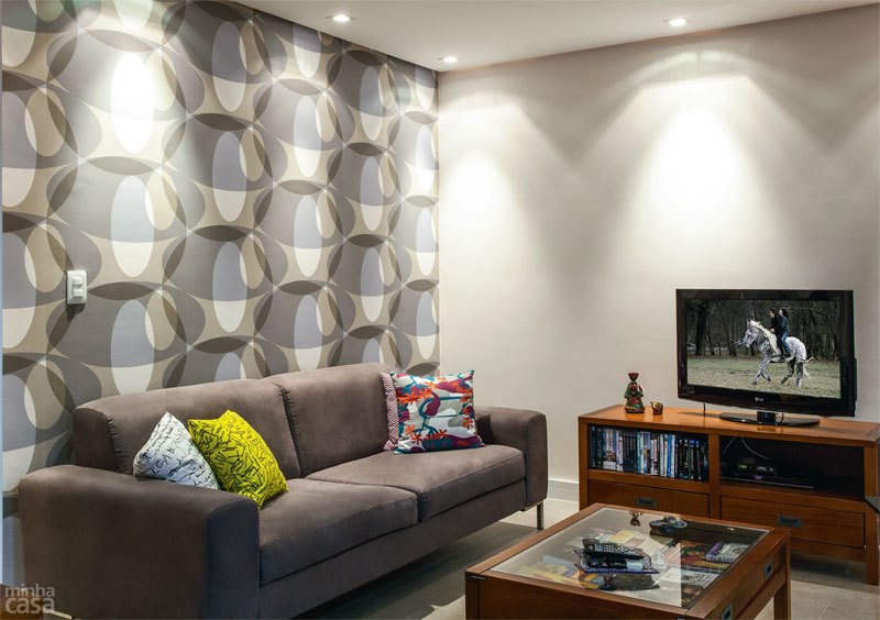 <span>A parede destacou-se graças a um papel estampado: “O desenho é marcante, mas, como os tons são suaves, o revestimento não destoa”, avalia a arquiteta gaúcha Thais Lenzi Bressiani.</span> <span>A parede destacou-se graças a um papel estampado: “O desenho é marcante, mas, como os tons são suaves, o revestimento não destoa”, avalia a arquiteta gaúcha Thais Lenzi Bressiani.</span>