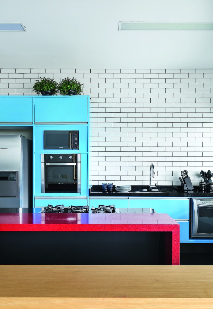 Cozinha; cozinha colorida; armário de cozinha; armário azul; bancada vermelha; revestimento de tijolinho