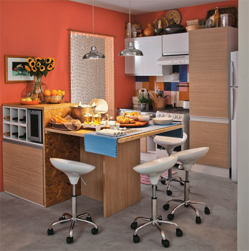 Bonita o bastante para receber os amigos para petiscar ou jantar, esta cozinha tem até adega climatizada. O piso é de cimento queimado, um recurso bonito e barato. Projeto de Zizi Carderari, que criou este espaço em parceria com Tatiana Guardian. Bonita o bastante para receber os amigos para petiscar ou jantar, esta cozinha tem até adega climatizada. O piso é de cimento queimado, um recurso bonito e barato. Projeto de Zizi Carderari, que criou este espaço em parceria com Tatiana Guardian.