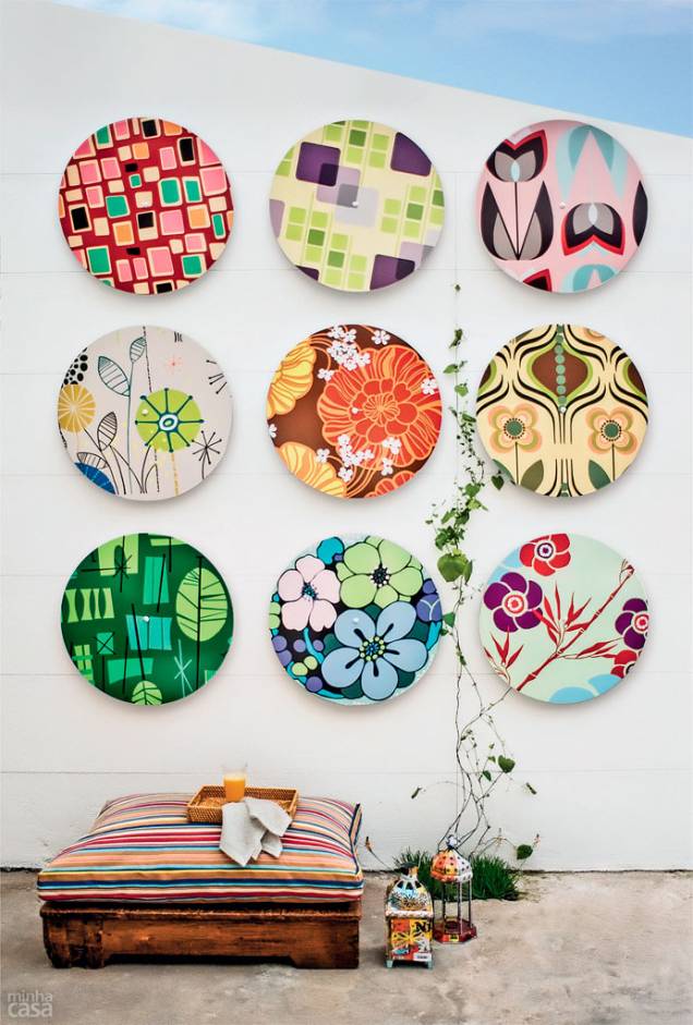 O muro branco se encheu de vida com um recurso simples e baratinho. Discos de PVC, de 70 cm de diâmetro e 4 mm de espessura, foram revestidos de adesivos vinílicos estampados com motivos orientais e grafismos, criados pelo estilista Carlos Christofani, da loja Polly Maggoo, de São Paulo. Como o arranjo está em uma área externa, o material ganhou uma camada protetora de verniz incolor. Dispostos em três fileiras, os círculos mantêm um afastamento de 20 cm uns dos outros e, por meio de suportes metálicos, ficam a 10 cm da parede. O muro branco se encheu de vida com um recurso simples e baratinho. Discos de PVC, de 70 cm de diâmetro e 4 mm de espessura, foram revestidos de adesivos vinílicos estampados com motivos orientais e grafismos, criados pelo estilista Carlos Christofani, da loja Polly Maggoo, de São Paulo. Como o arranjo está em uma área externa, o material ganhou uma camada protetora de verniz incolor. Dispostos em três fileiras, os círculos mantêm um afastamento de 20 cm uns dos outros e, por meio de suportes metálicos, ficam a 10 cm da parede.