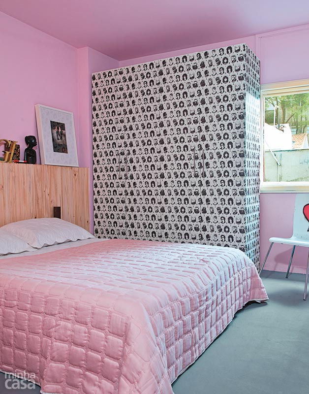 Projetado pelo arquiteto Maurício Arruda, este quarto usa o papel de parede (da loja Coisas da Doris) em um lugar inusitado: no armário! Os desenhos em preto e branco combinam com os acessórios do quarto rosa. Completam o ambiente uma meia parede de drywall revestida de lambris de pínus.