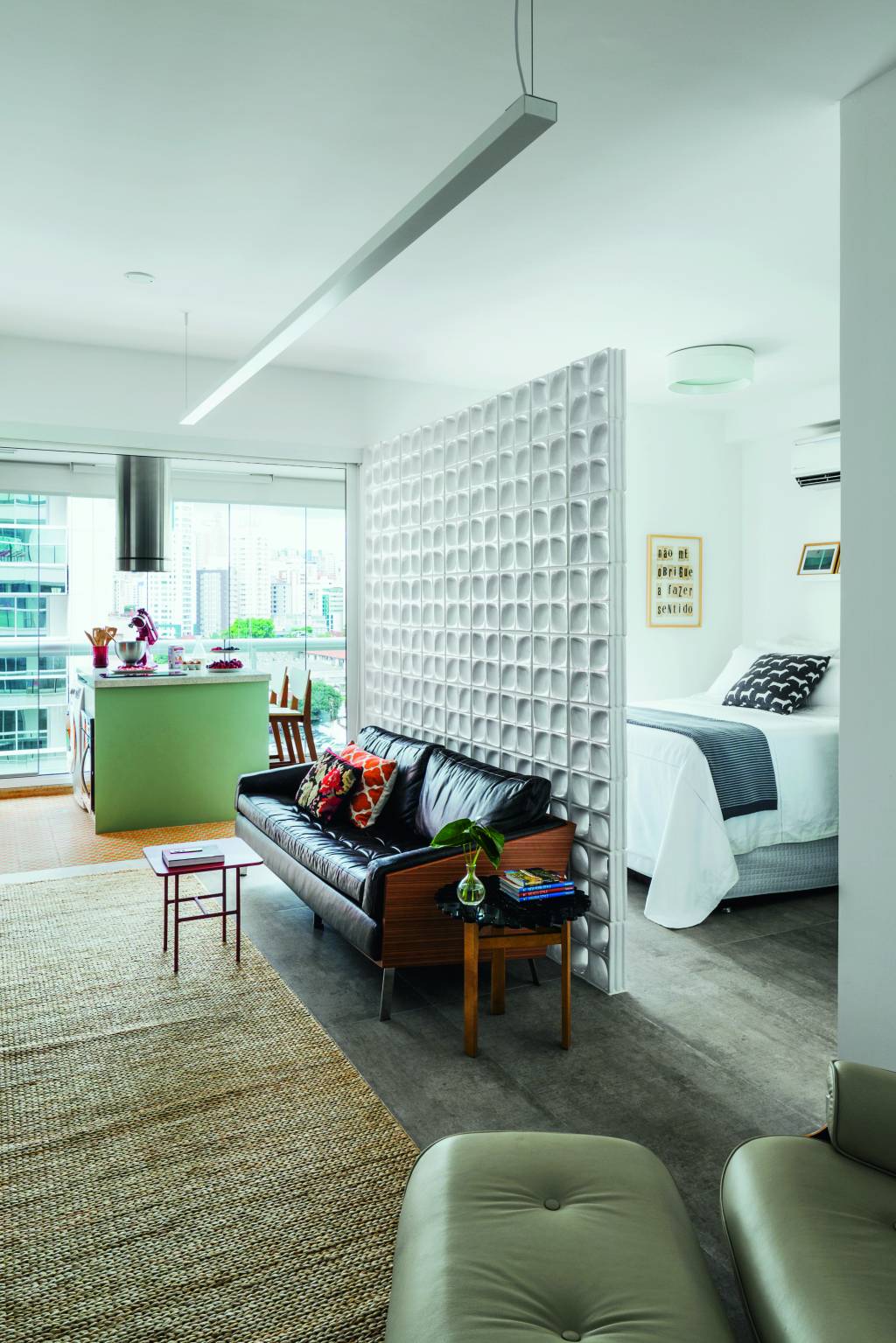 A cozinha deste apartamento de 38 m² foi parar na varanda