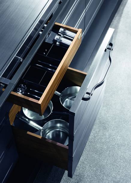 Referência na moda, a Fendi entrou no mundo das cozinhas: na Kurkum, há perfis metálicos com pintura antirriscos, portas de inox acetinado e puxadores de estanho. (1)