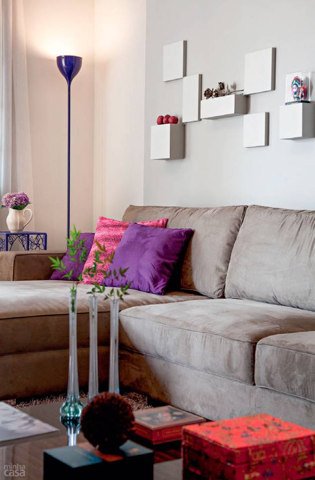 Com o orçamento limitado para decorar a casa da professora Taís Grein, o arquiteto André Largura e a designer Giovana Kimak, de Curitiba, tiveram a grande sacada: pregar pequenas caixas para artesanato, de MDF, pintadas da mesma cor da parede (Estuque Envelhecido, ref. 70YY 46/053, da Coral), com as aberturas voltadas para a alvenaria. As tampas também entraram na dança, contribuindo para alcançar o movimento oferecido pela mescla de diferentes volumes. Por fim, as peças maiores receberam a função de apoiar objetos decorativo. Com o orçamento limitado para decorar a casa da professora Taís Grein, o arquiteto André Largura e a designer Giovana Kimak, de Curitiba, tiveram a grande sacada: pregar pequenas caixas para artesanato, de MDF, pintadas da mesma cor da parede (Estuque Envelhecido, ref. 70YY 46/053, da Coral), com as aberturas voltadas para a alvenaria. As tampas também entraram na dança, contribuindo para alcançar o movimento oferecido pela mescla de diferentes volumes. Por fim, as peças maiores receberam a função de apoiar objetos decorativo.