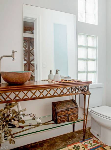 A moradora reaproveitou um item de seu antigo lar como bancada. O rack da TV foi parar no lavabo e passou a apoiar a cuba de cerâmica (30 cm de diâmetro), feita artesanalmente sob encomenda. Projeto de Laura Alouche. A moradora reaproveitou um item de seu antigo lar como bancada. O rack da TV foi parar no lavabo e passou a apoiar a cuba de cerâmica (30 cm de diâmetro), feita artesanalmente sob encomenda. Projeto de Laura Alouche.