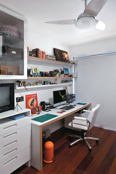 A mesa ampla reserva uma área ao uso do computador e outra à atividade manual. Feita de compensado naval, é revestida de laminado branco texturizado, fácil de limpar no caso de ser riscado a caneta. Acima dela, um armário com portas de vidro deixa à mão caixas e álbuns de fotos. Projeto de Cristiane Passos. A mesa ampla reserva uma área ao uso do computador e outra à atividade manual. Feita de compensado naval, é revestida de laminado branco texturizado, fácil de limpar no caso de ser riscado a caneta. Acima dela, um armário com portas de vidro deixa à mão caixas e álbuns de fotos. Projeto de Cristiane Passos.