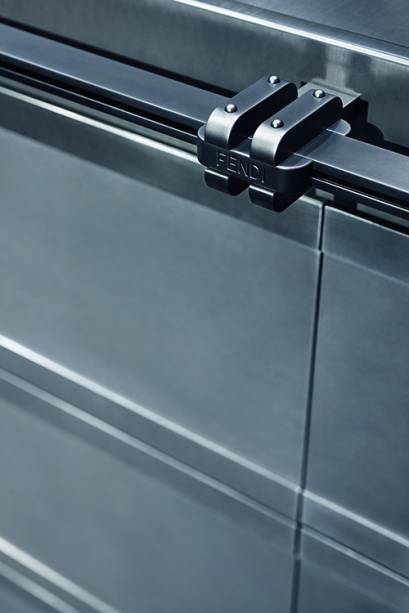 Referência na moda, a Fendi entrou no mundo das cozinhas: na Kurkum, há perfis metálicos com pintura antirriscos, portas de inox acetinado e puxadores de estanho. (2)