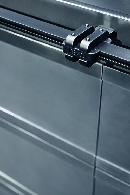 Referência na moda, a Fendi entrou no mundo das cozinhas: na Kurkum, há perfis metálicos com pintura antirriscos, portas de inox acetinado e puxadores de estanho. (2) Referência na moda, a Fendi entrou no mundo das cozinhas: na Kurkum, há perfis metálicos com pintura antirriscos, portas de inox acetinado e puxadores de estanho. (2)