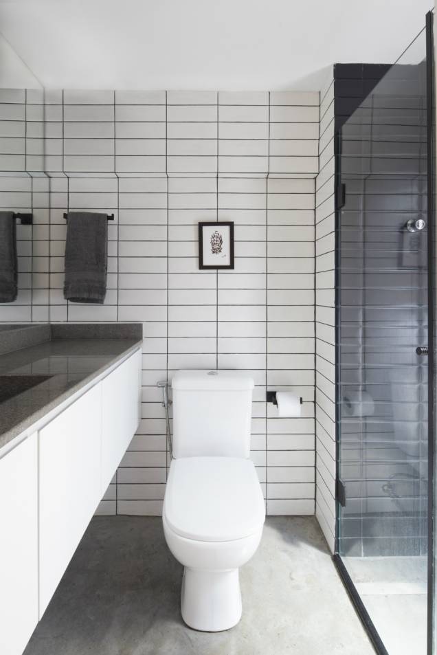 Seguindo uma linha minimalista, o piso deste banheiro é de cimento queimado. Projeto Eloisa Piardi Ricchetti e Camila Lopes Camargo. Seguindo uma linha minimalista, o piso deste banheiro é de cimento queimado. Projeto Eloisa Piardi Ricchetti e Camila Lopes Camargo.