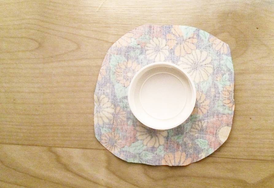 <p style="text-align:justify;">Corte de forma circular um pedaço de tecido colorido. A chita é uma opção econômica e combina com o clima da festa junina.</p> <p style="text-align:justify;">Corte de forma circular um pedaço de tecido colorido. A chita é uma opção econômica e combina com o clima da festa junina.</p>