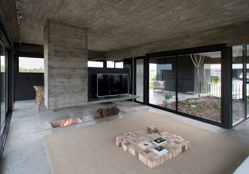 10 salas que usam concreto de forma escultural
