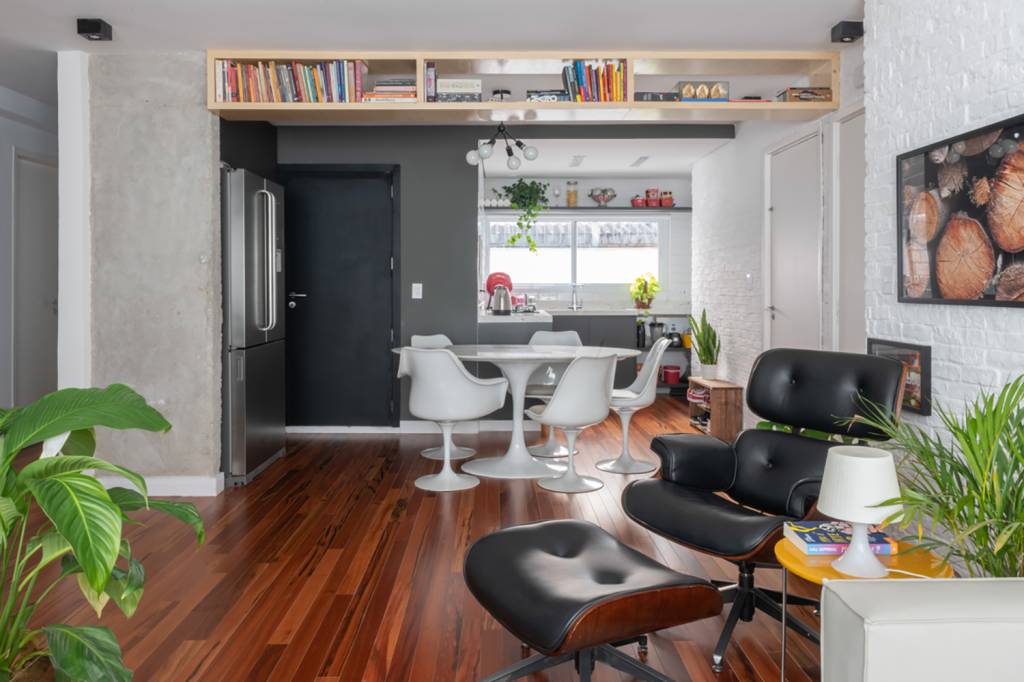 Base neutra e estúdio de bateria são destaque neste apê de 85 m²