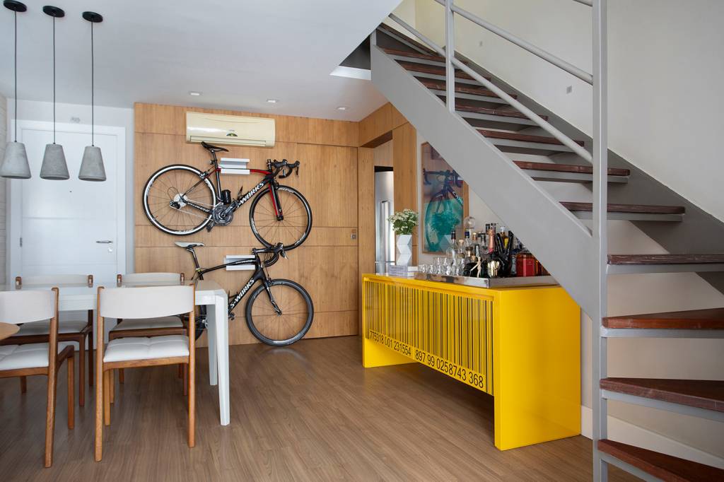 Bikes em painel de madeira são destaque nesta cobertura duplex 80 m²