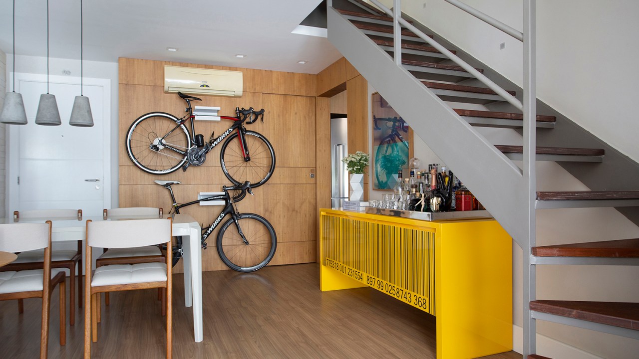 bikes-em-painel-de-madeira-sao-destaques-nesta-cobertura-duplex-de-80-m2
