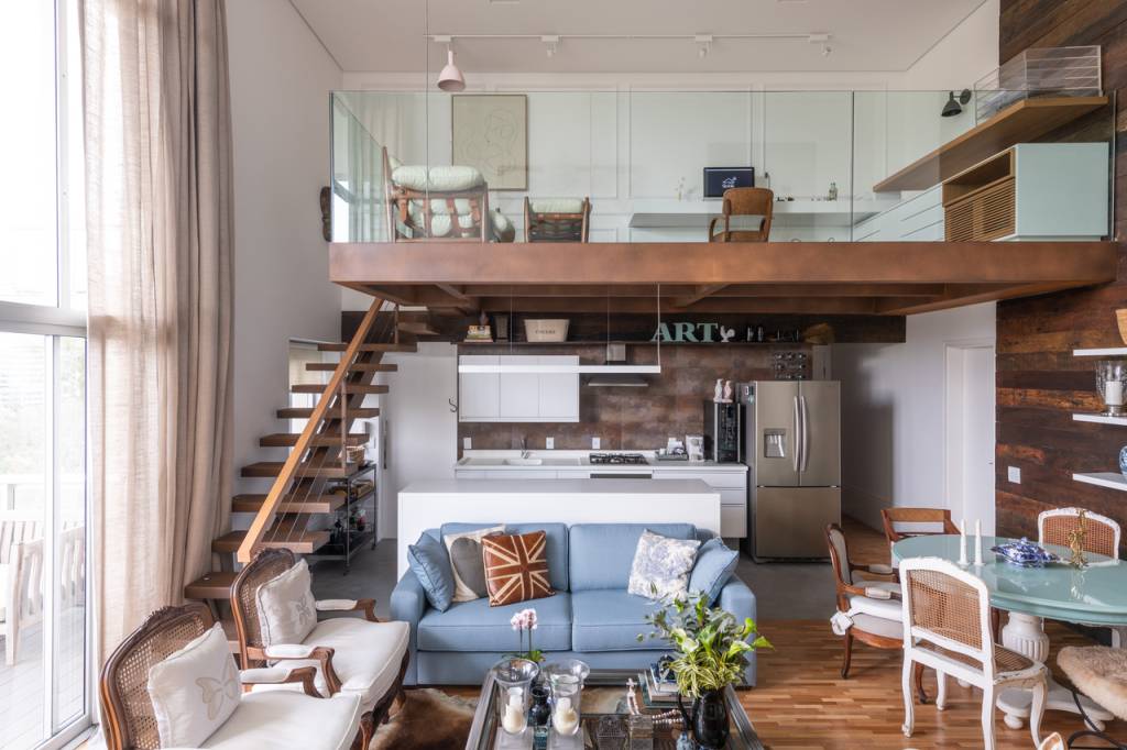 Mezanino metálico é destaque no projeto de reforma deste apê