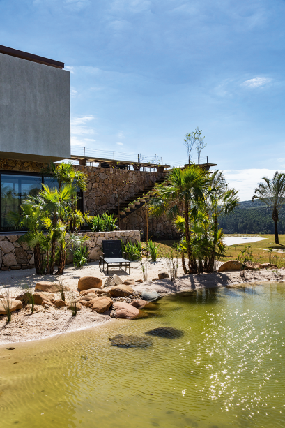 Importante para refrescar, o lago ou piscina natural (feito pela Ecosys, especialista no assunto) ganhou paisagismo no capricho. Palmeiras, papiros e juncos pontuam o reservatórioescavado no solo, impermeabilizado e forrado de areia. Acostumados aos peixinhos que mantém as águas limpas, osfilhos dos proprietários costumam nadar no local. Projeto: Padovani Arquitetos + Associados.