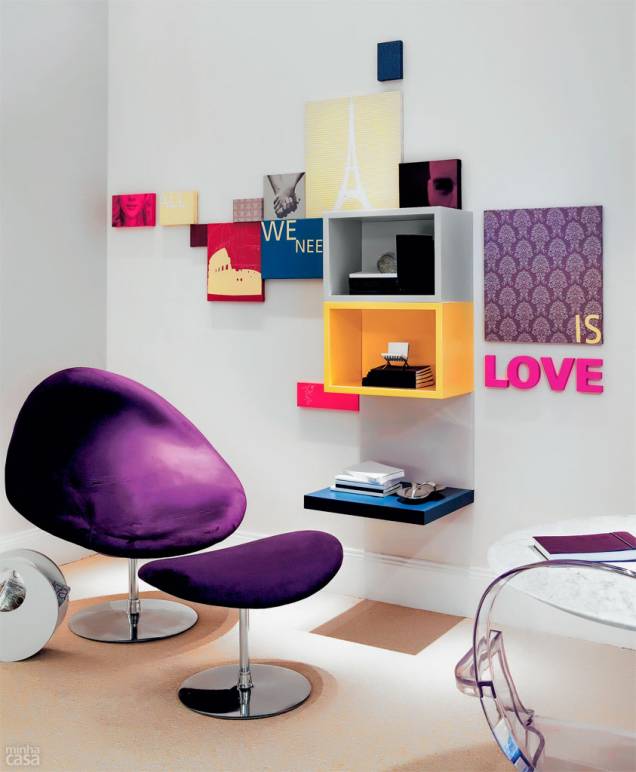 Os módulos de MDF coloridos, centralizados na parede, estão na mesma posição que a prateleira de baixo. A partir deles, a criativa composição dos arquitetos Ana Paula Barros e Maycon Flamarion, para a mostra Campinas Decor 2010, desenvolve-se lateralmente: note que há apenas uma linha – a do nicho superior – que pauta a colocação dos quadros. As telas coloridas foram pregadas encostadas umas nas outras – apenas as das extremidades ficam isoladas – e trazem palavras em inglês, formando a frase “all we need is love”, referência a uma das músicas mais famosas dos Beatles. Os módulos de MDF coloridos, centralizados na parede, estão na mesma posição que a prateleira de baixo. A partir deles, a criativa composição dos arquitetos Ana Paula Barros e Maycon Flamarion, para a mostra Campinas Decor 2010, desenvolve-se lateralmente: note que há apenas uma linha – a do nicho superior – que pauta a colocação dos quadros. As telas coloridas foram pregadas encostadas umas nas outras – apenas as das extremidades ficam isoladas – e trazem palavras em inglês, formando a frase “all we need is love”, referência a uma das músicas mais famosas dos Beatles.