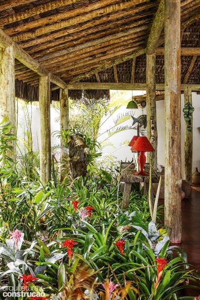 A solução da arquiteta Camila Toledo para a reforma de uma construção rústica no litoral baiano conquista pela originalidade. Este trecho da varanda perdeu o piso de cimento para dar espaço ao amplo jardim de bromélias, cultivado no solo arenoso. Típicas das Américas, as variedades de pequeno e médio porte (no Brasil, estima- -se haver mais de 1,5 mil espécies) cobrem a área de flores e folhas pontiagudas. Regas constantes, boa drenagem e luz difusa ajudam no crescimento saudável.